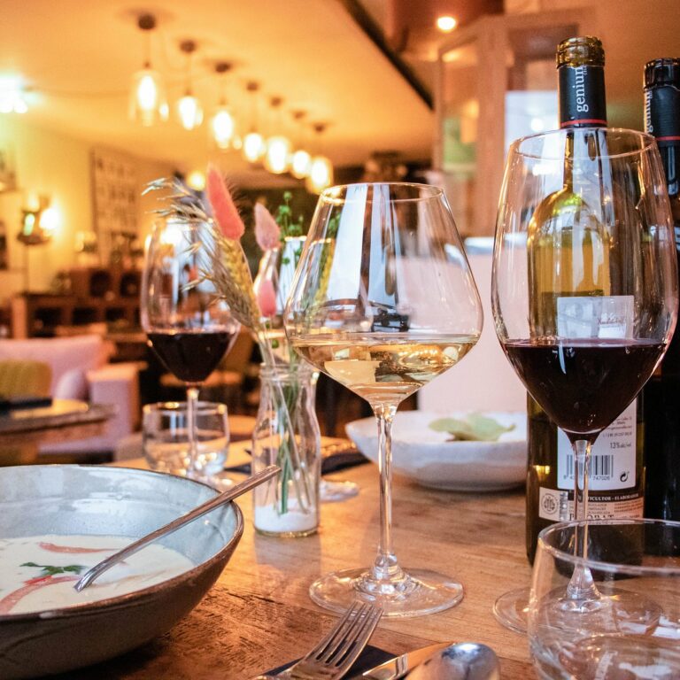 Wijnbar OAK in Zwolle: topwijnen, seizoensgerechten en een warm terras