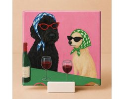 Tegeltje Honden met Zonnebril en Wijn Illustratie Roze – Keramisch Tegeltje 11x11 cm met Houdertje – Grappig Cadeau