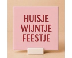 Tegeltje met Spreuk "Huisje Wijntje Feestje" Roze – Keramisch Tegeltje 11x11 cm met Houdertje – Wijn Cadeau