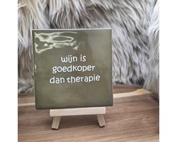 Robuust Wenstegeltje "wijn is goedkoper dan therapie" β Hip trendy tegeltje β 10x10 cm β Cadeau voor Partner, vriendin of zomaar β Stijlvol en Persoonlijk Woonaccessoire - Zomaar - Voor jezelf - Deco β Trendy nu