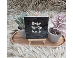 CreaCraft - Robuust Wenstegeltje – huisje wijntje feestje - Hip trendy tegeltje –Housewarmingcadeau of zomaar – 10x10 cm – Wanddecoratie –Sfeervol en Persoonlijk - Vriend(in) – Trendy nu – Decoratief Tegeltje met Standaard – Cadeau Idee