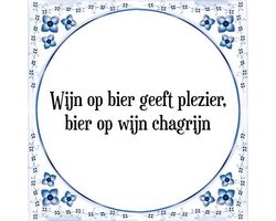 Tegeltje met Spreuk (Tegeltjeswijsheid): Wijn op bier geeft plezier, bier op wijn chagrijn + Kado verpakking & Plakhanger