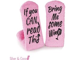 SilverAndCoco - Wijn Sokken / Gekke Vrolijke Foute Roze Kleding / Leuke Grappige Happy Dikke Warme Dames Socks / Huissokken Verjaardag Geschenk accessoires Sok Outfit Katoen / Vrouwen Sinterklaas Schoen Kerst cadeau met Tekst - Bring me Some Wine