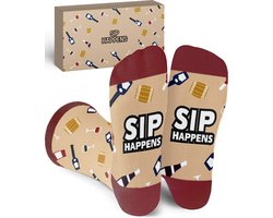 Malinsi® Grappige Sokken - Sip Happens - Leuke Huissokken Dames Heren - Gekke Cadeaus Drank Wijn - Cadeautjes Volwassenen - Funny Socks - Vrolijke Geschenkset met Tekst - Cadeau voor Mannen & Vrouwen - Moederdag Geschenk Vaderdag Giftset Mama