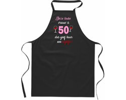 mijncadeautje - keukenschort - kookschort - Barbecueschort - Deze leuke vrouw is 50, dus geef haar een wijntje -zwart - opdruk kleur - 100% katoen