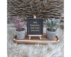 Robuust Wenstegeltje – Shit Happens, But Wine Goes On! – 10x10 cm – Grappige Wanddecoratie – Cadeau voor Wijnliefhebber, Collega, Vriendin, Jezelf of Zomaar – Trendy nu – Decoratief Tegeltje met Standaard – Cadeau Idee