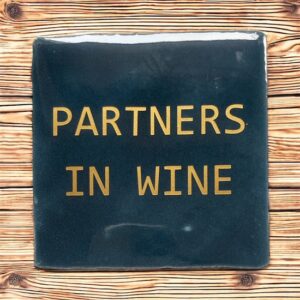 Hip Tegeltje met tekst-Partners in Wijn-Donker Blauw-Spreuk-Cadeau-Geschenk-Gift-Kado-Verjaardag-Zomaar-Sint-Kerst-Grappig